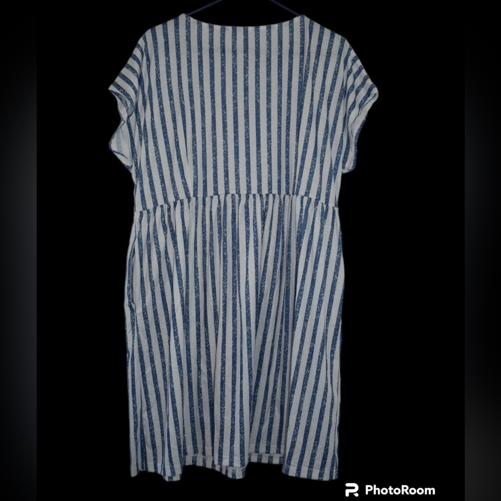 Women’s white & blue striped dress with pockets size measurements in description - Picture 2 of 3